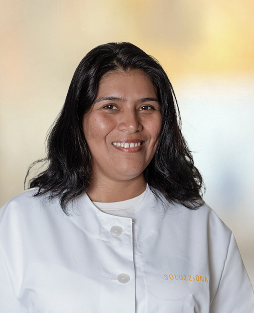 DIANA VANESA
COLOMBIA
Enfermera Geriátrica. Haciendo un máster socio sanitario. 2024
“Si pudiese definir a Soluzziona lo haría con tres palabras: Solidaridad, empatía y compañerismo.” “He encontrado un trabajo”